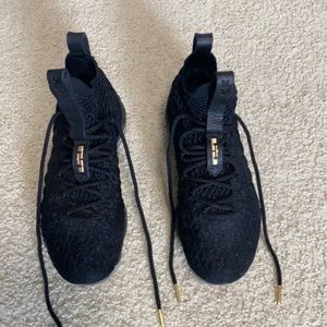 These are my lebron soldier 15 color is black,gold